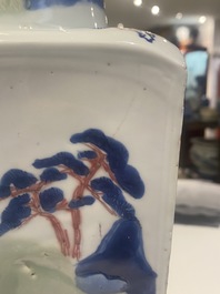 Un vase de forme carr&eacute;e en porcelaine de Chine en bleu et blanc, c&eacute;ladon et rouge de cuivre, Kangxi